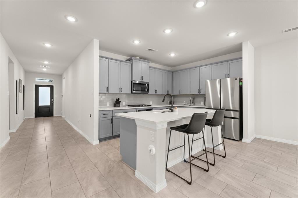 732 Carmen St - Photo 4 of 19