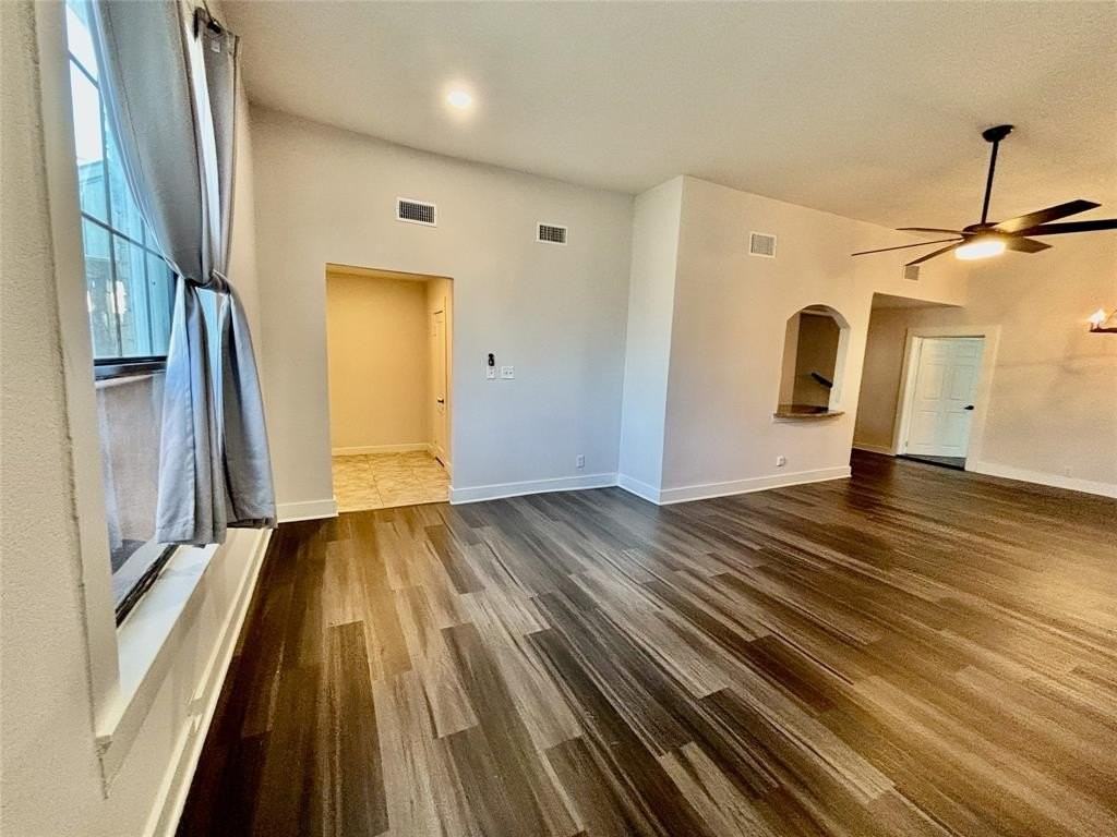 1910 N Carroll Ave - Photo 4 of 21