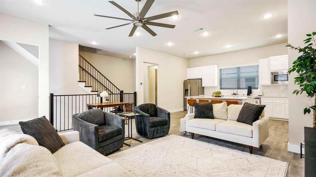 2512 Carolwood Ln - Photo 3 of 20