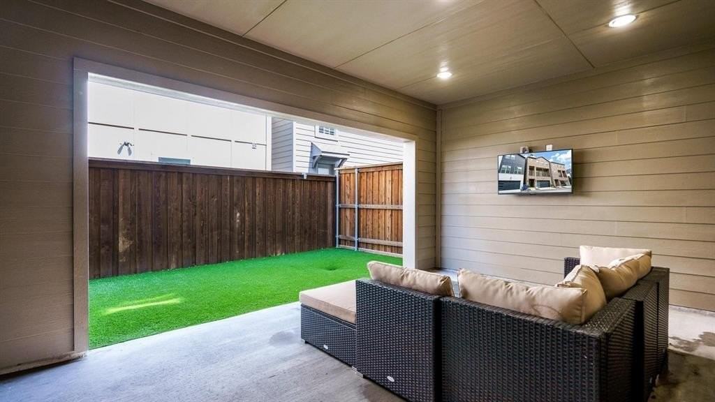 2512 Carolwood Ln - Photo 4 of 20