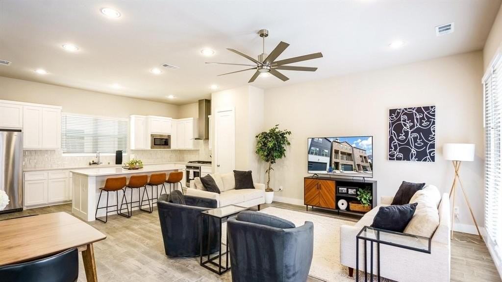 2512 Carolwood Ln - Photo 5 of 20