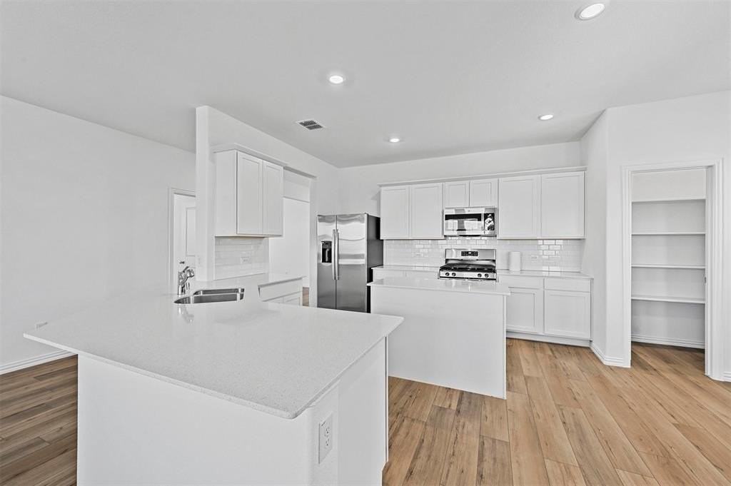 808 Black Hawk Dr - Photo 4 of 18