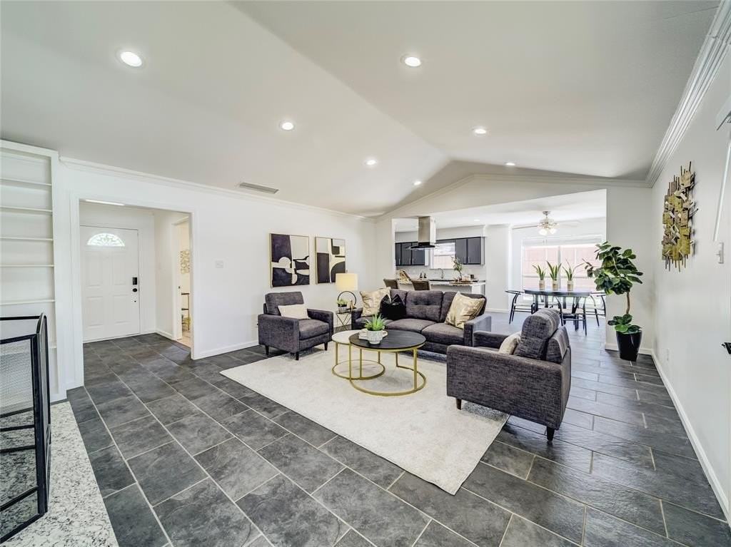 6004 White Rose Trl - Photo 2 of 40