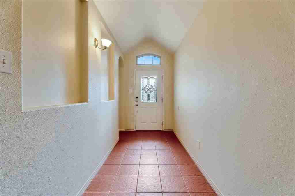 4816 Sapphire Ln - Photo 4 of 39