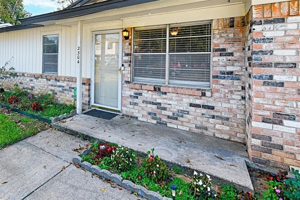 2304 Meadow Crst - Photo 2 of 20