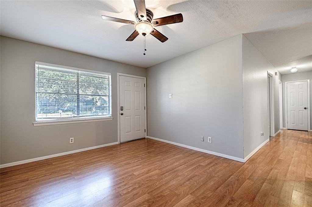 2304 Meadow Crst - Photo 3 of 20