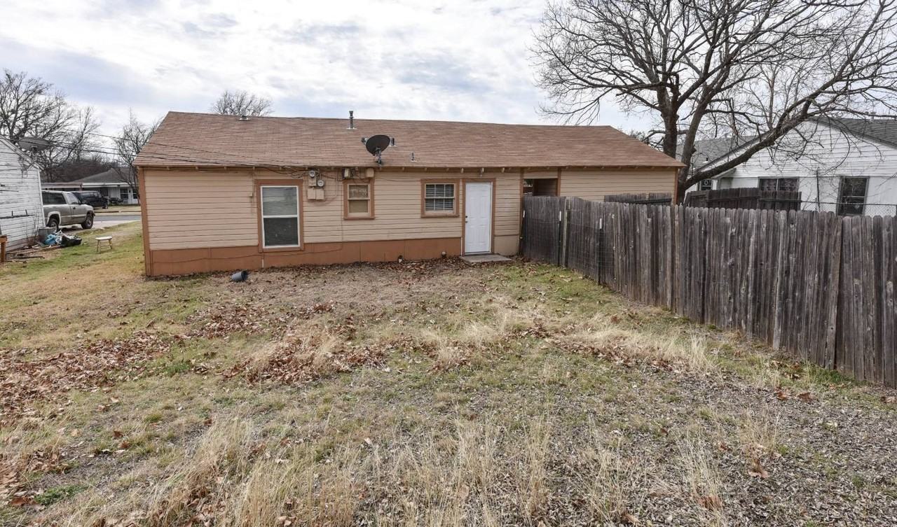 903 Kern Rd - Photo 3 of 15