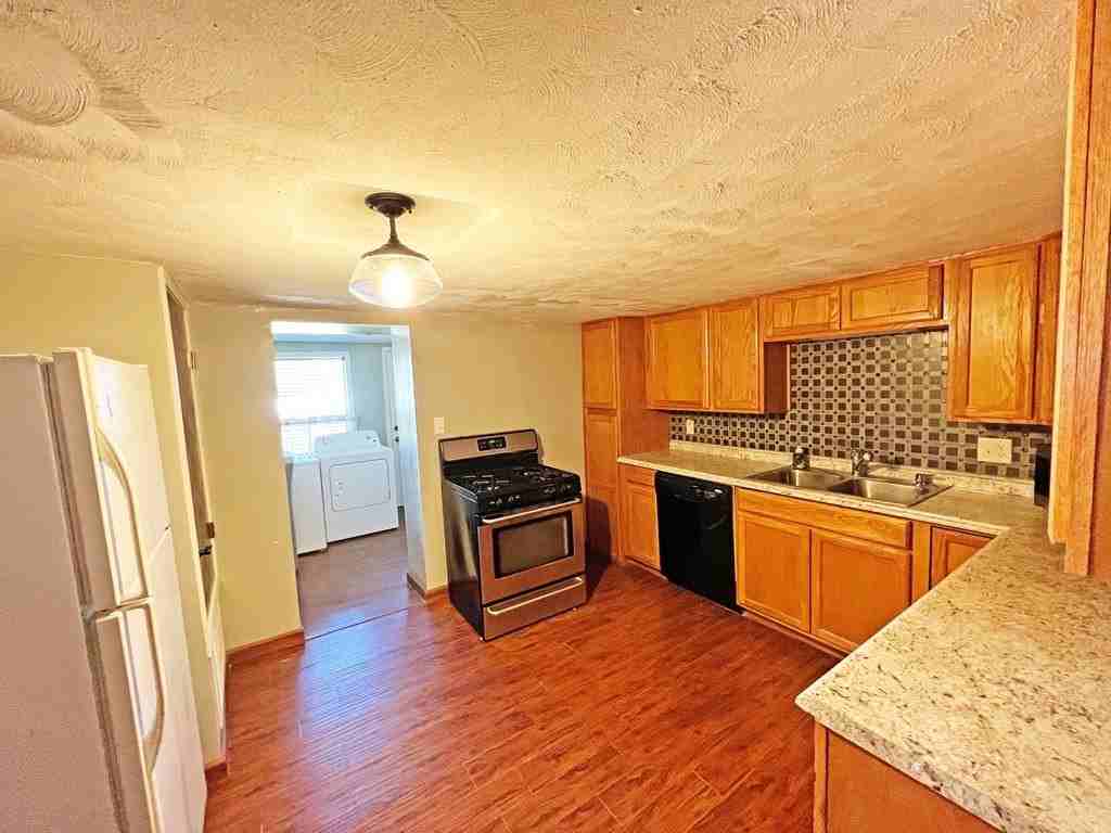 1102 W Brown St - Photo 5 of 16