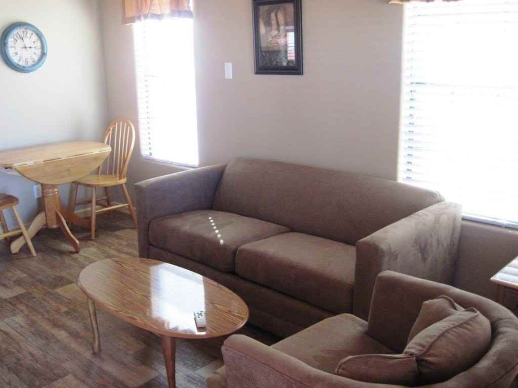 407 N Peach St - Photo 3 of 11