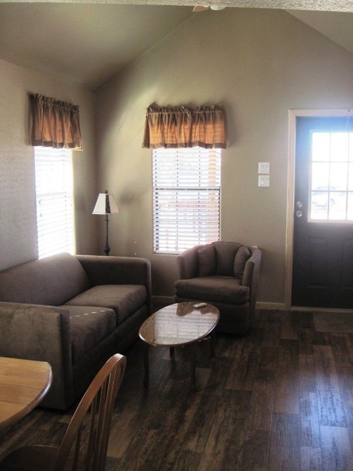 407 N Peach St - Photo 4 of 11