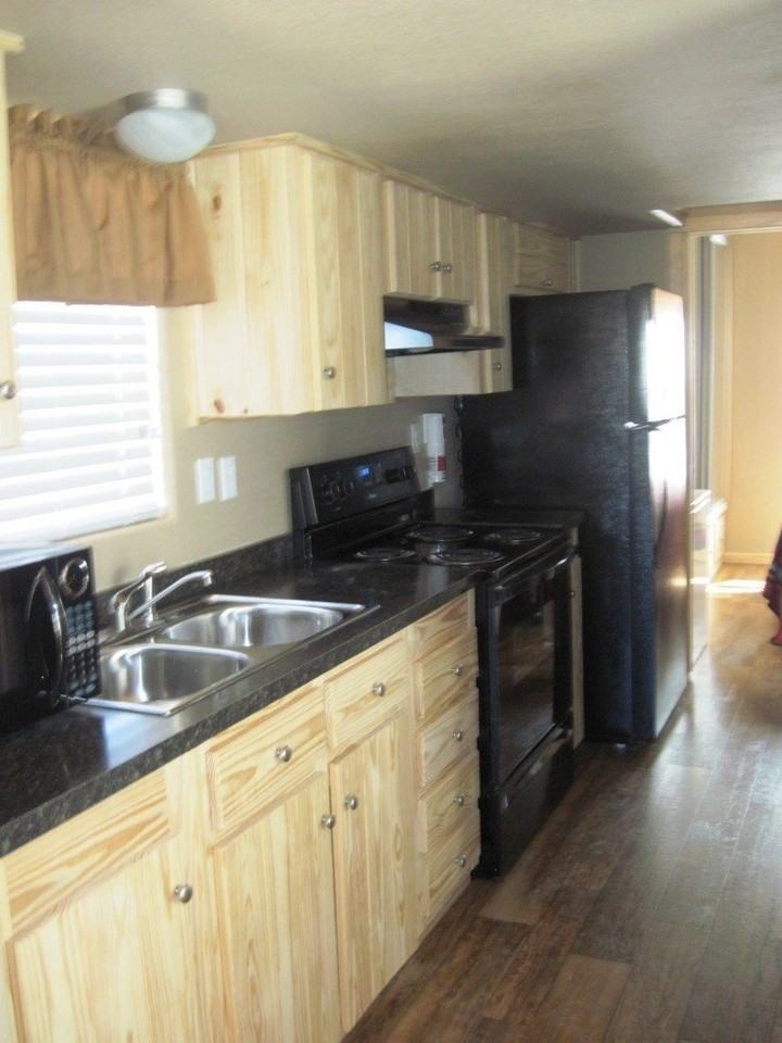 407 N Peach St - Photo 5 of 11