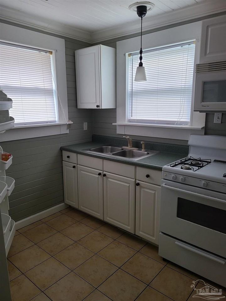 512 E De Soto St - Photo 7 of 9