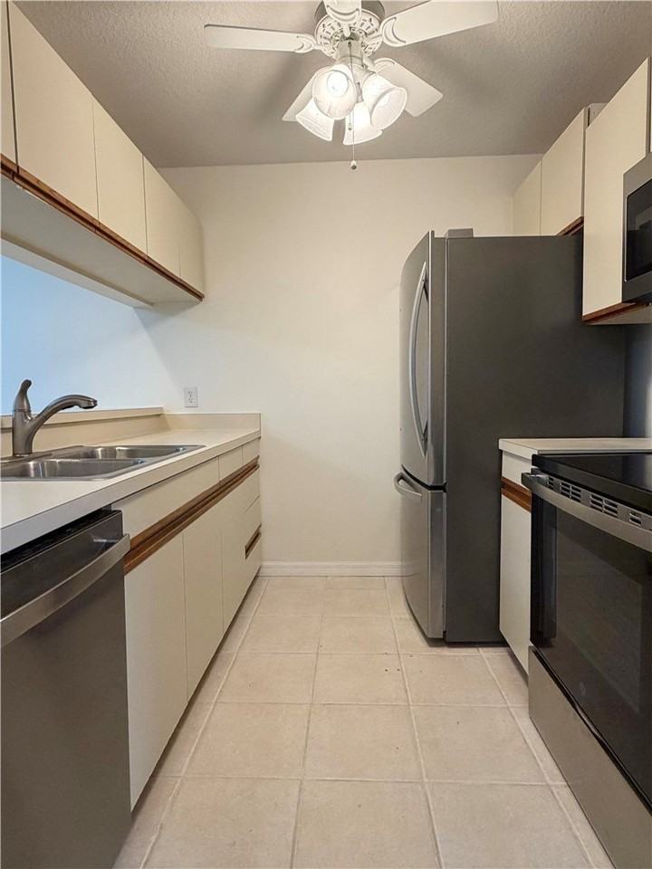 3 Plantation Dr Apt 102 #102 - Photo 3 of 28