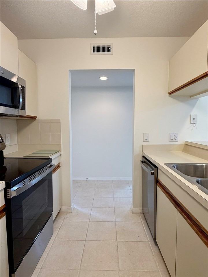 3 Plantation Dr Apt 102 #102 - Photo 4 of 28