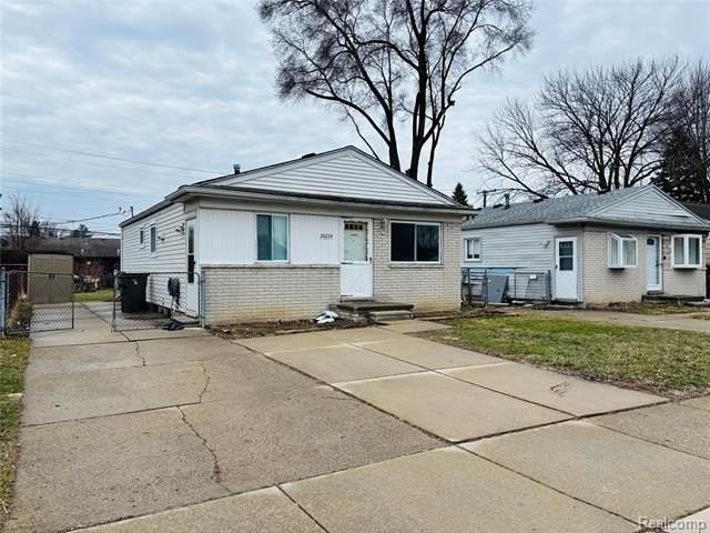 20224 Nicke St - Photo 2 of 15