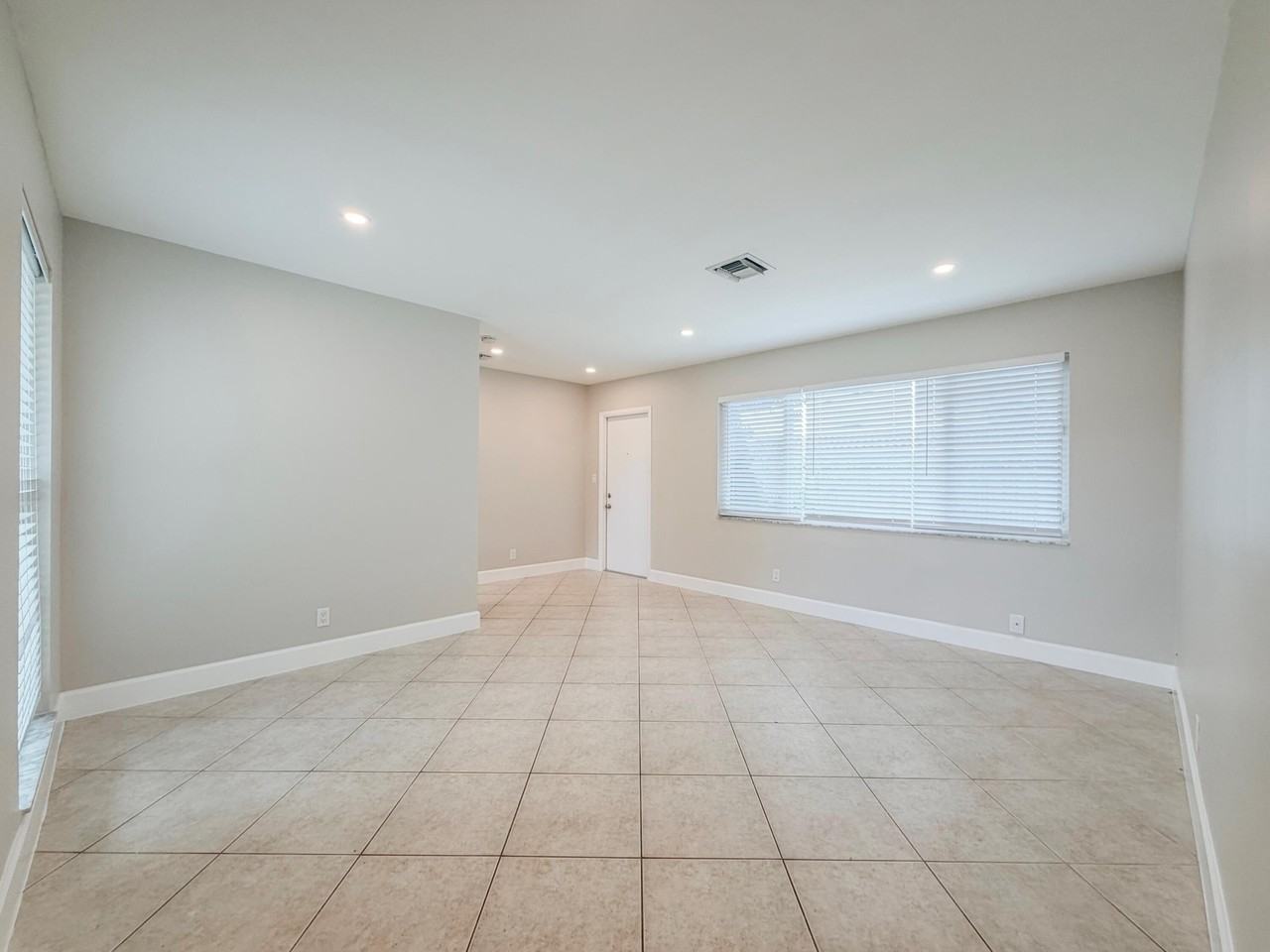 541 Ne 44th St #C - Photo 3 of 16