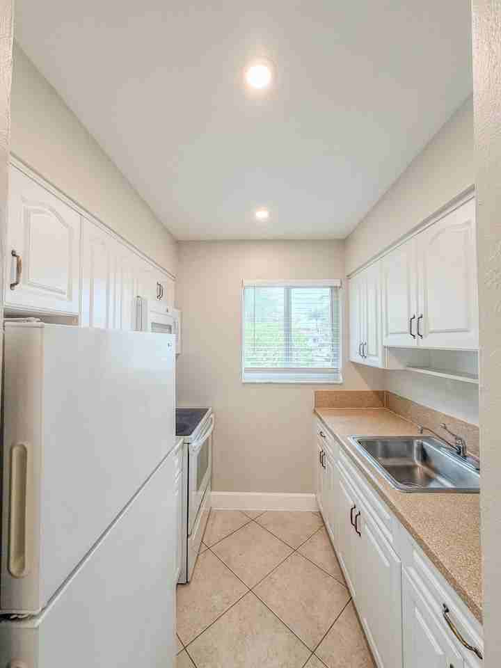 541 Ne 44th St #C - Photo 4 of 16