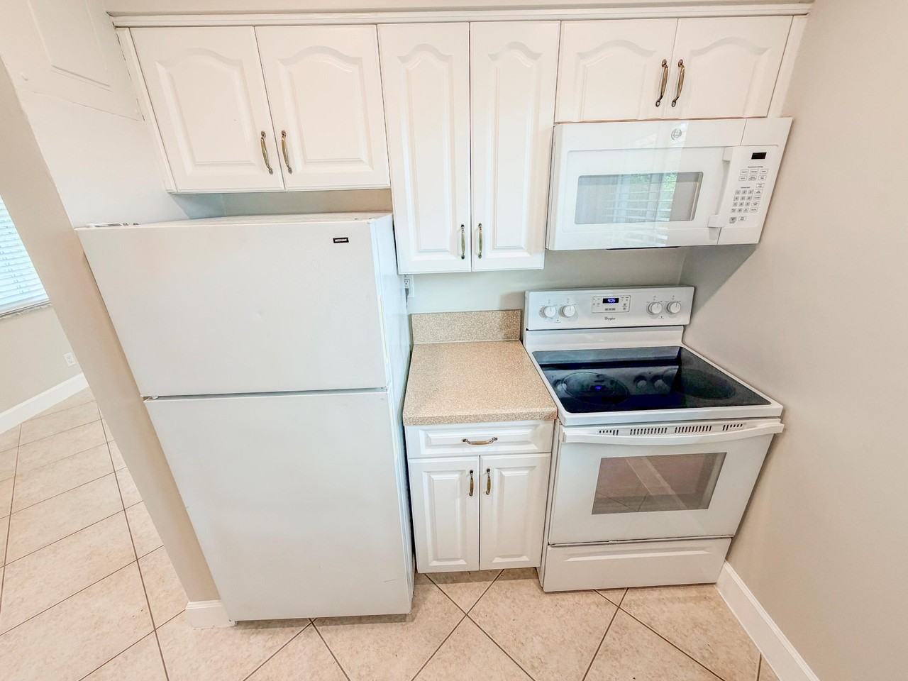 541 Ne 44th St #C - Photo 5 of 16