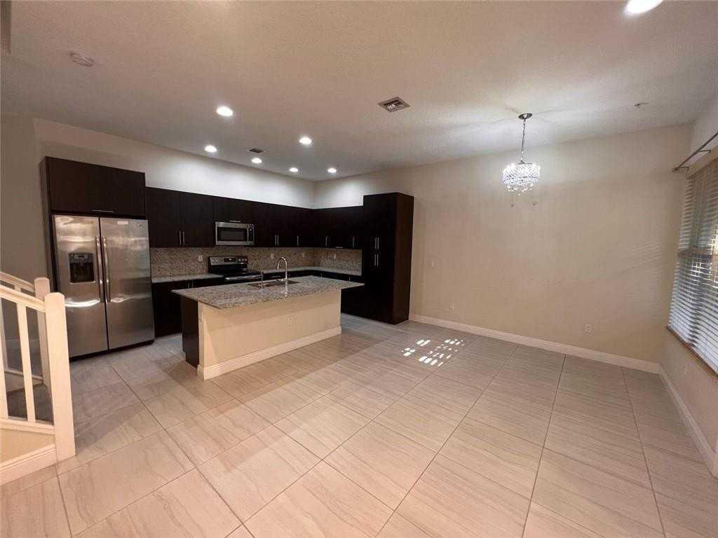 1746 Nw 124th Way - Photo 4 of 15