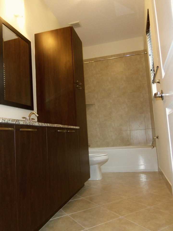 1429 Nw 48th St - Photo 5 of 27