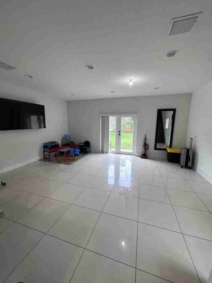 5625 Pierce St - Photo 3 of 15