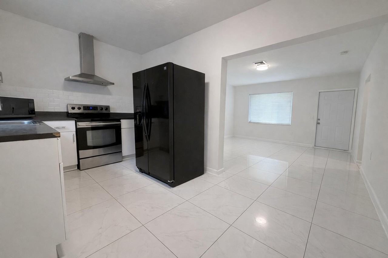 1942 Funston St Unit 1-5 - Photo 3 of 9