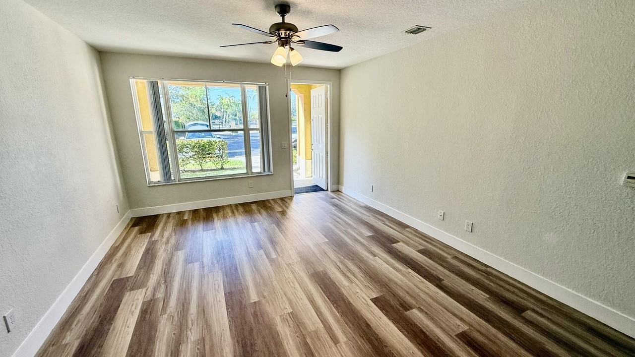 3545 Forest Hill Blvd Apt 5 - Photo 6 of 13