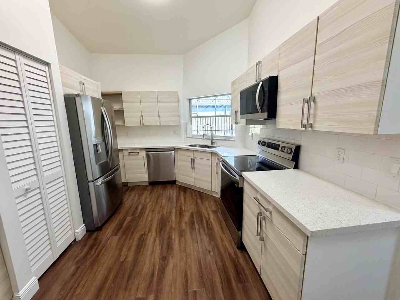 6657 Stratford Dr - Photo 7 of 45