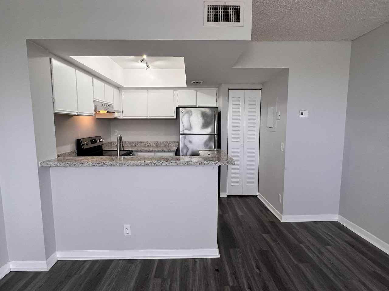 718 Executive Center Dr Apt 31 - Photo 2 of 26