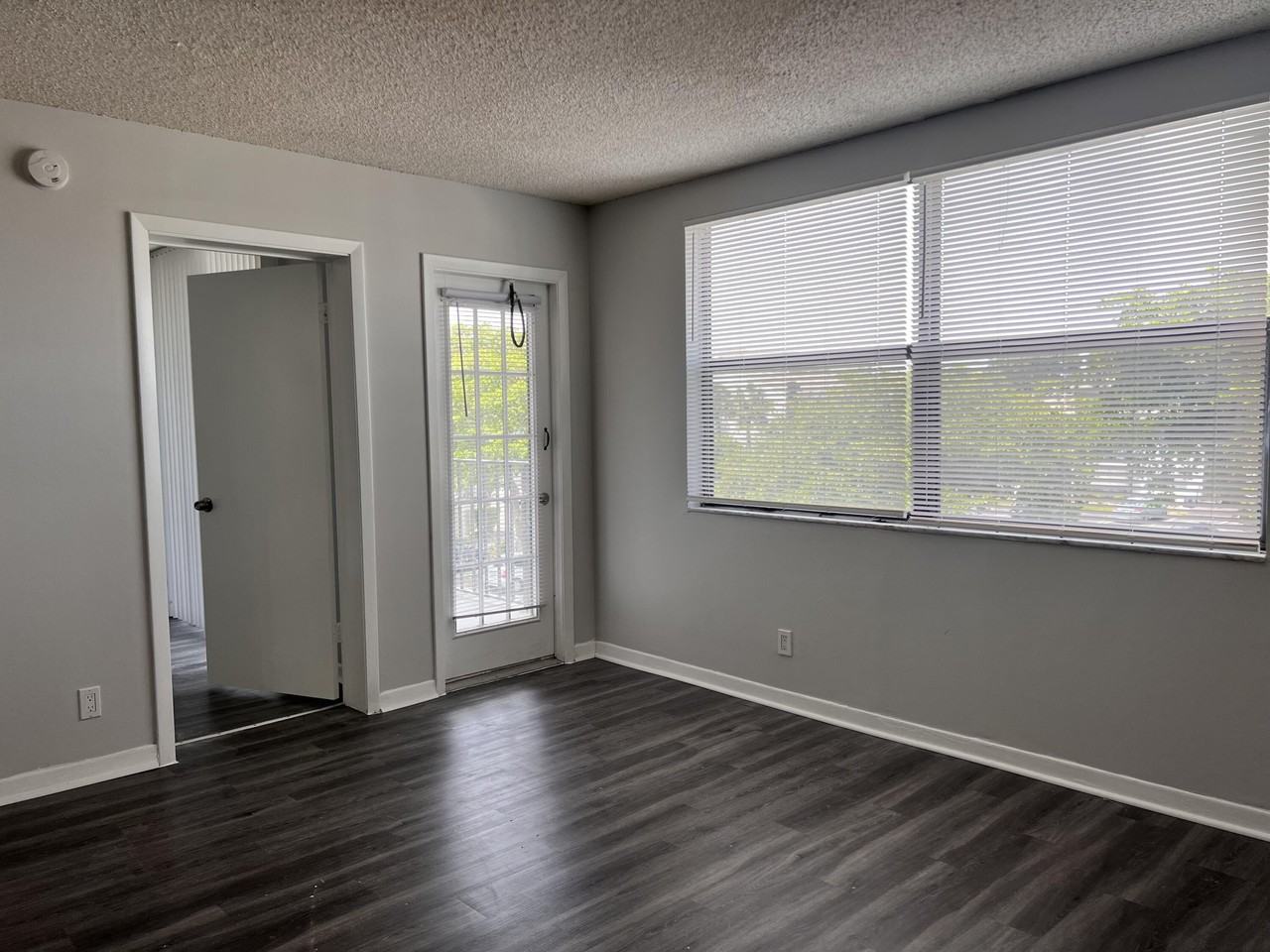 718 Executive Center Dr Apt 31 - Photo 4 of 26