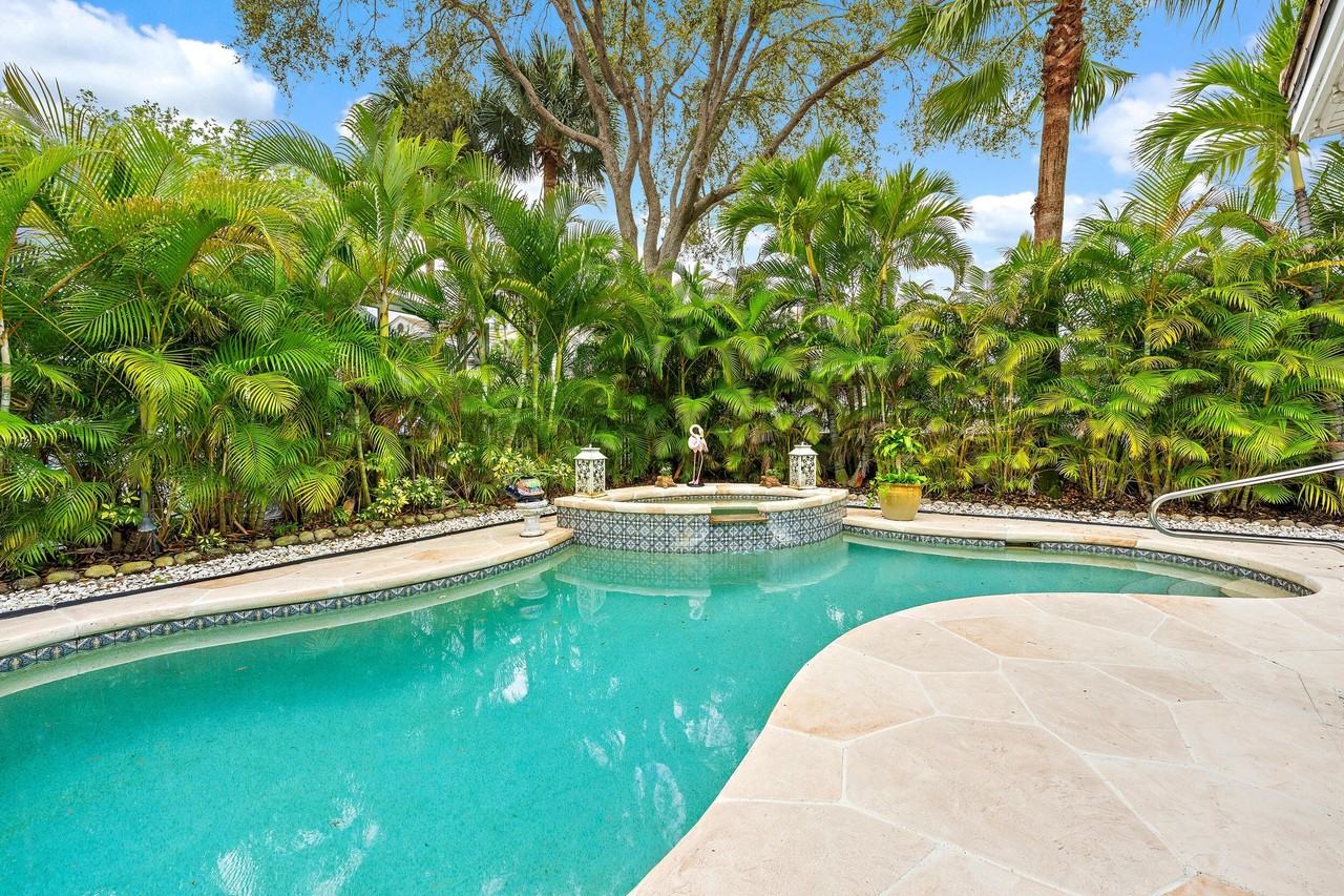 27 Grand Bay Cir - Photo 2 of 34