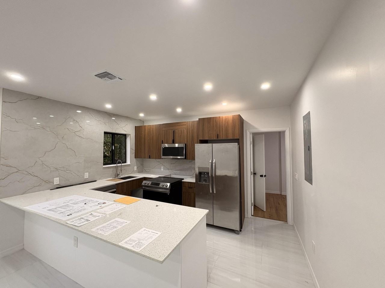 1721 Sw 12th St - Photo 3 of 16