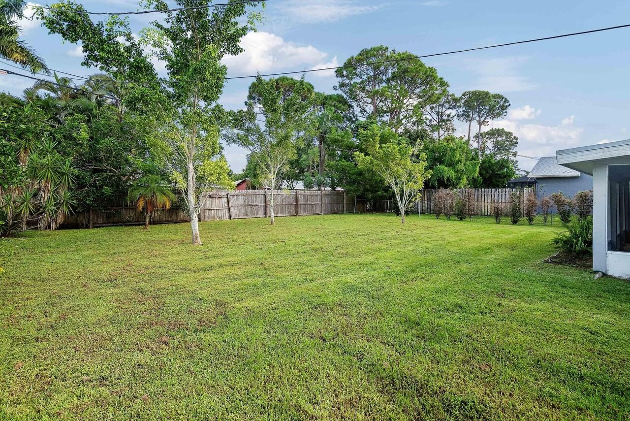 1167 Se Proctor Ln - Photo 7 of 34