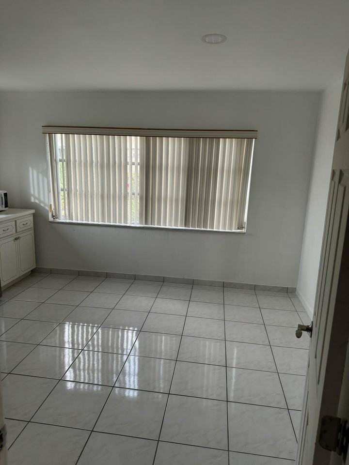 9409 Nw 81st Mnr - Photo 2 of 10