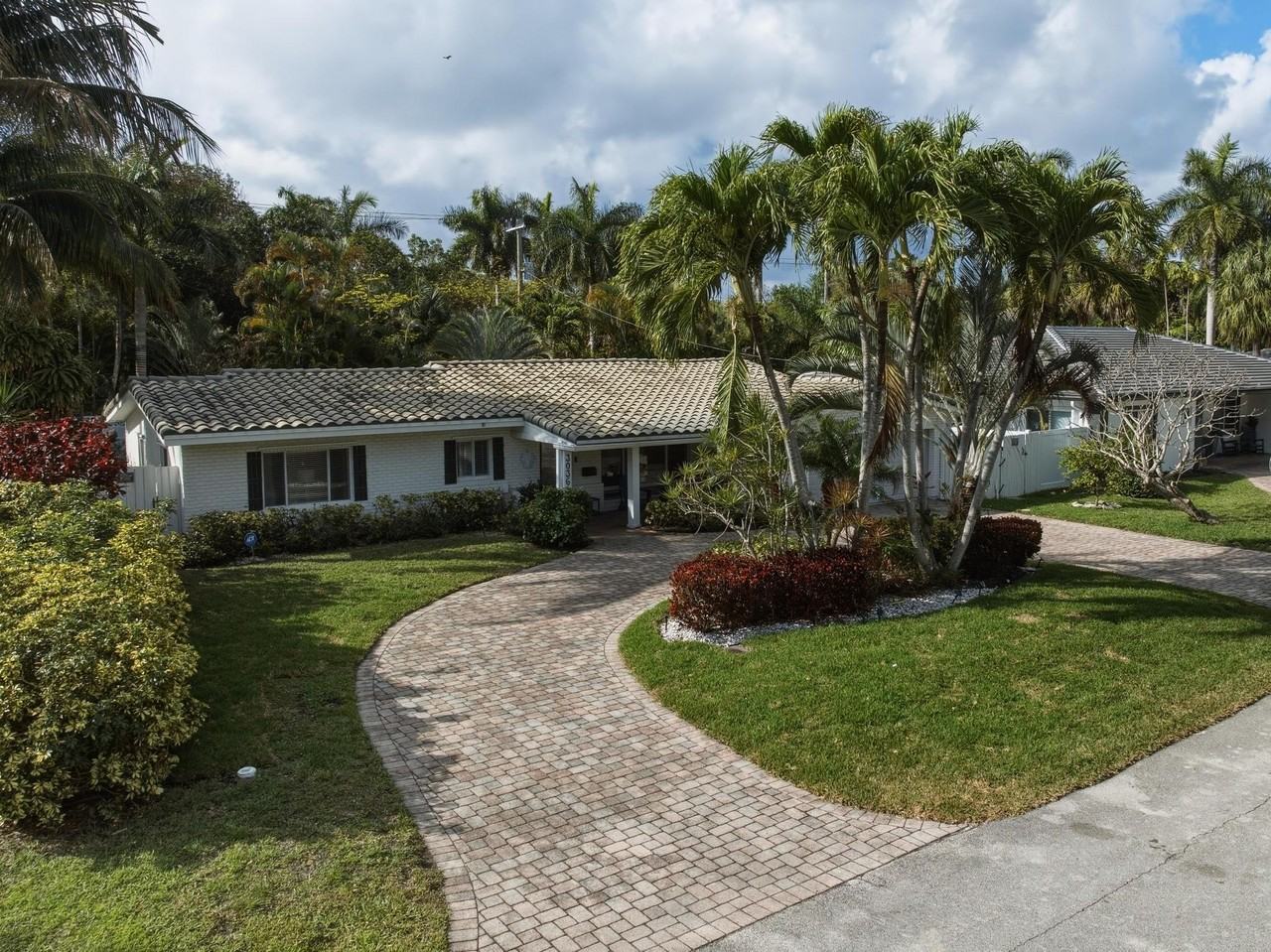 3036 Ne 19th St - Photo 2 of 48