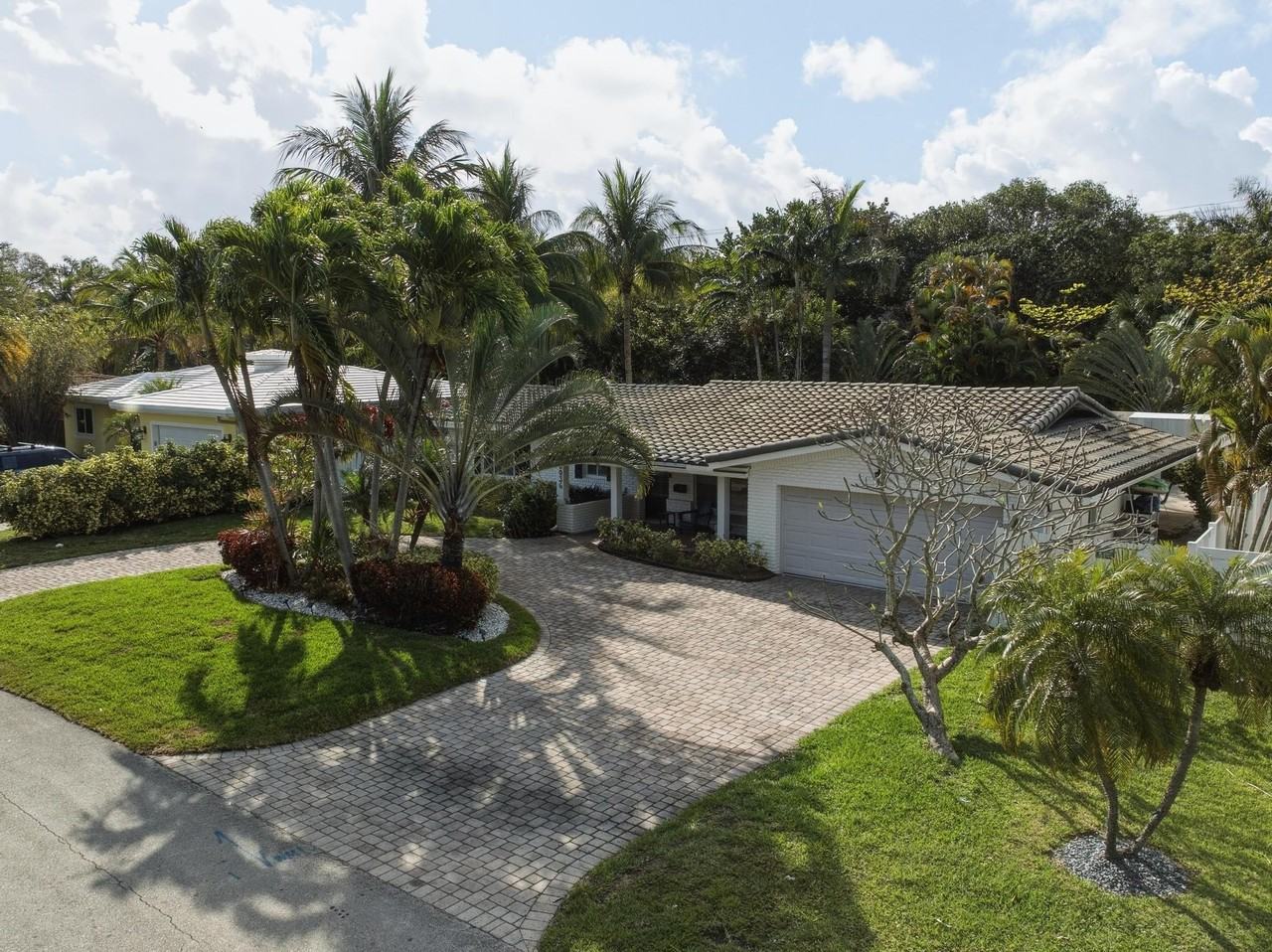 3036 Ne 19th St - Photo 4 of 48