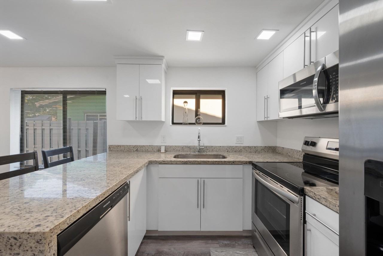 836 Sw 13th Ct - Photo 5 of 25