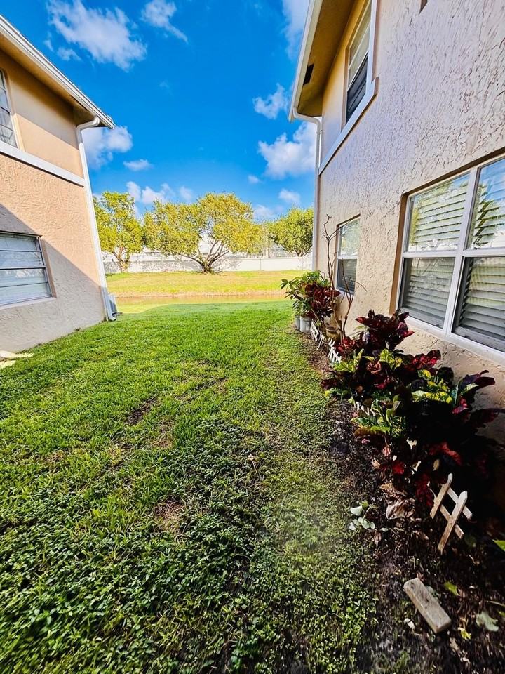 1011 Twin Lakes Dr - Photo 3 of 13