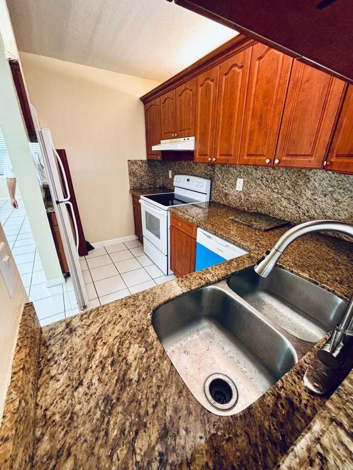 1011 Twin Lakes Dr - Photo 5 of 13