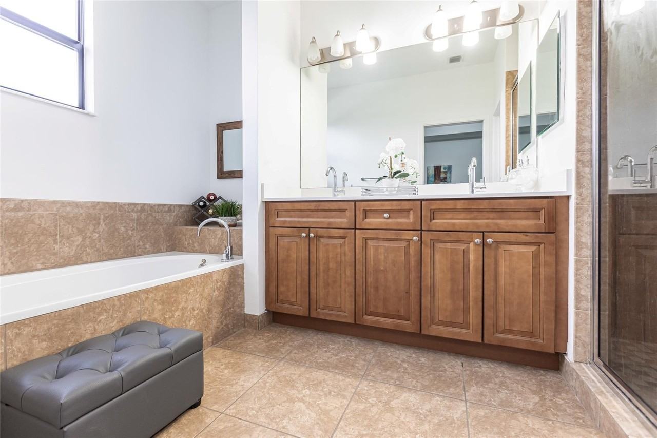 4851 Nw 57th Ct - Photo 4 of 8
