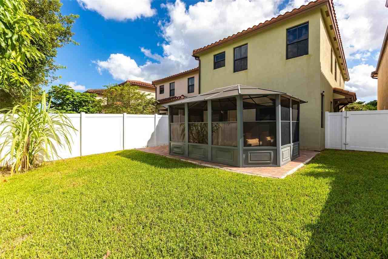4851 Nw 57th Ct - Photo 6 of 8