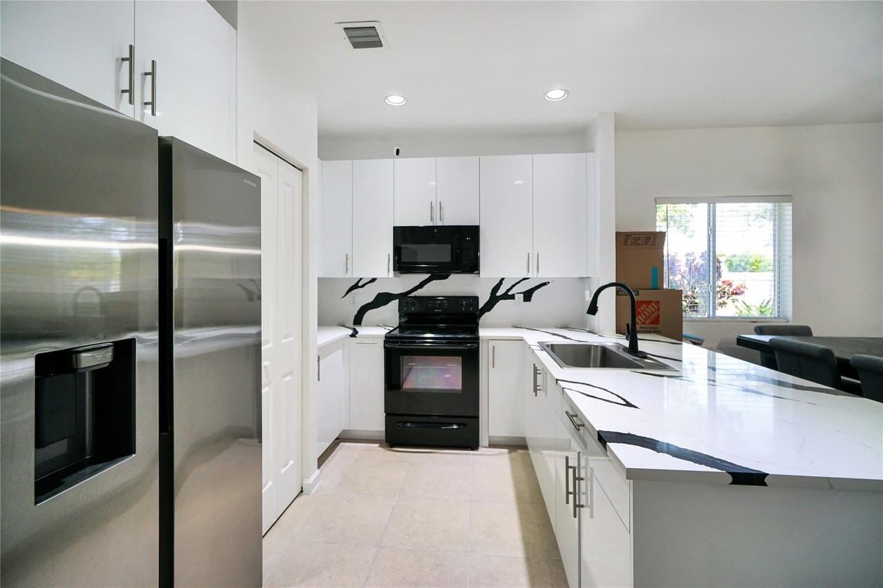 378 Ne 47th Pl #378 - Photo 5 of 31
