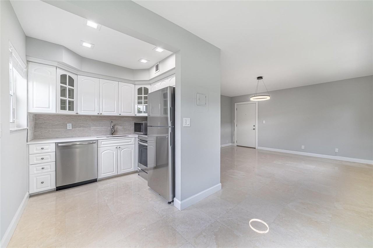 609 Ne 13th Ave Apt 303 - Photo 3 of 9