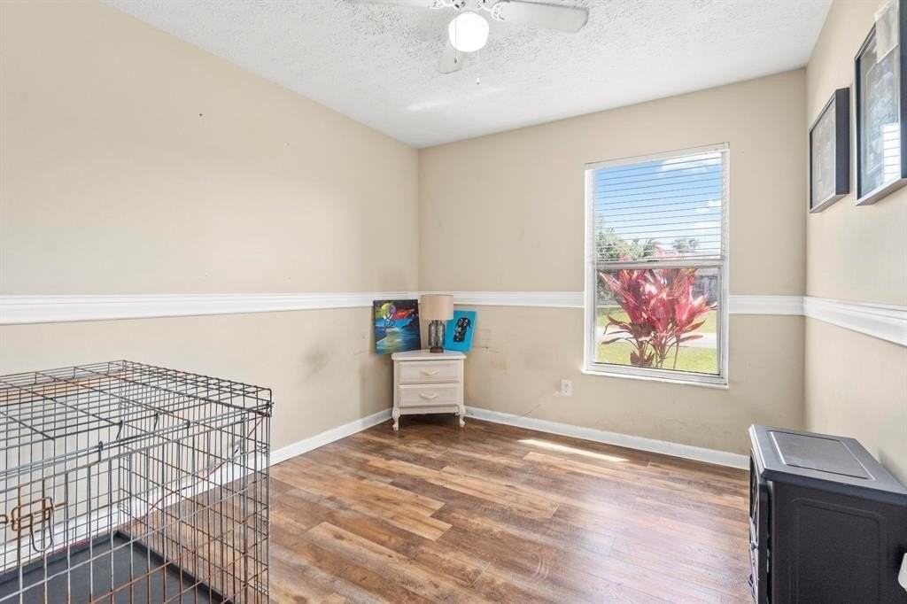 581 Nw Cornell Ave - Photo 7 of 11
