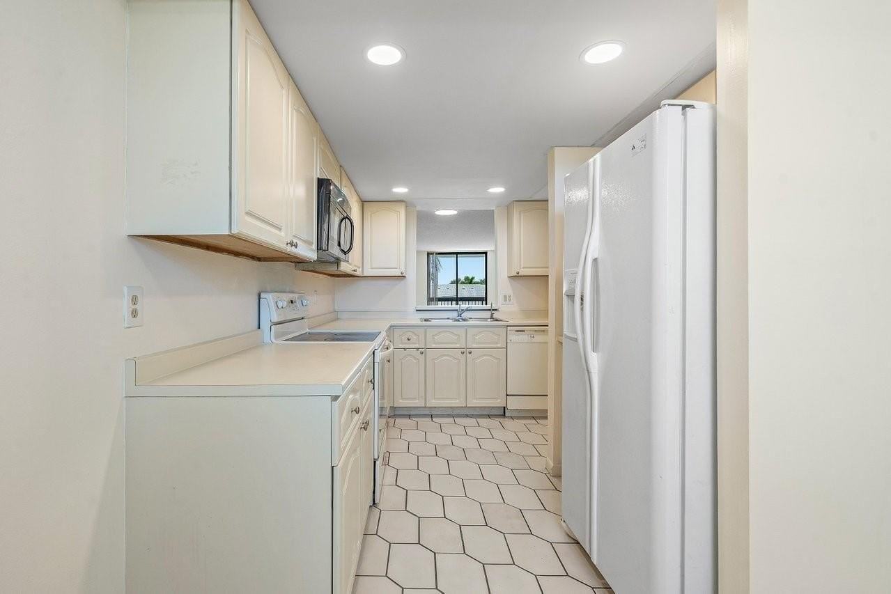 2707 Ne 14th Street Cswy Apt 305 - Photo 7 of 31