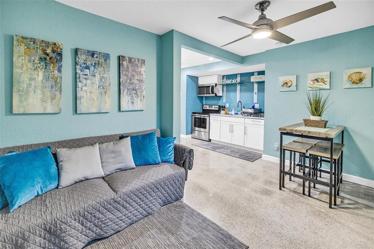 1715 Ne 11th St - Photo 2 of 15