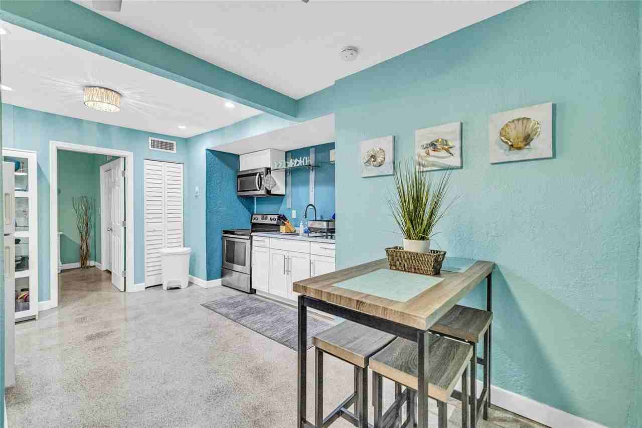 1715 Ne 11th St - Photo 5 of 15