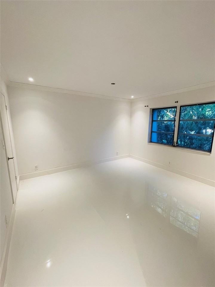 3125 Oakland Shores Dr #B203 - Photo 3 of 4