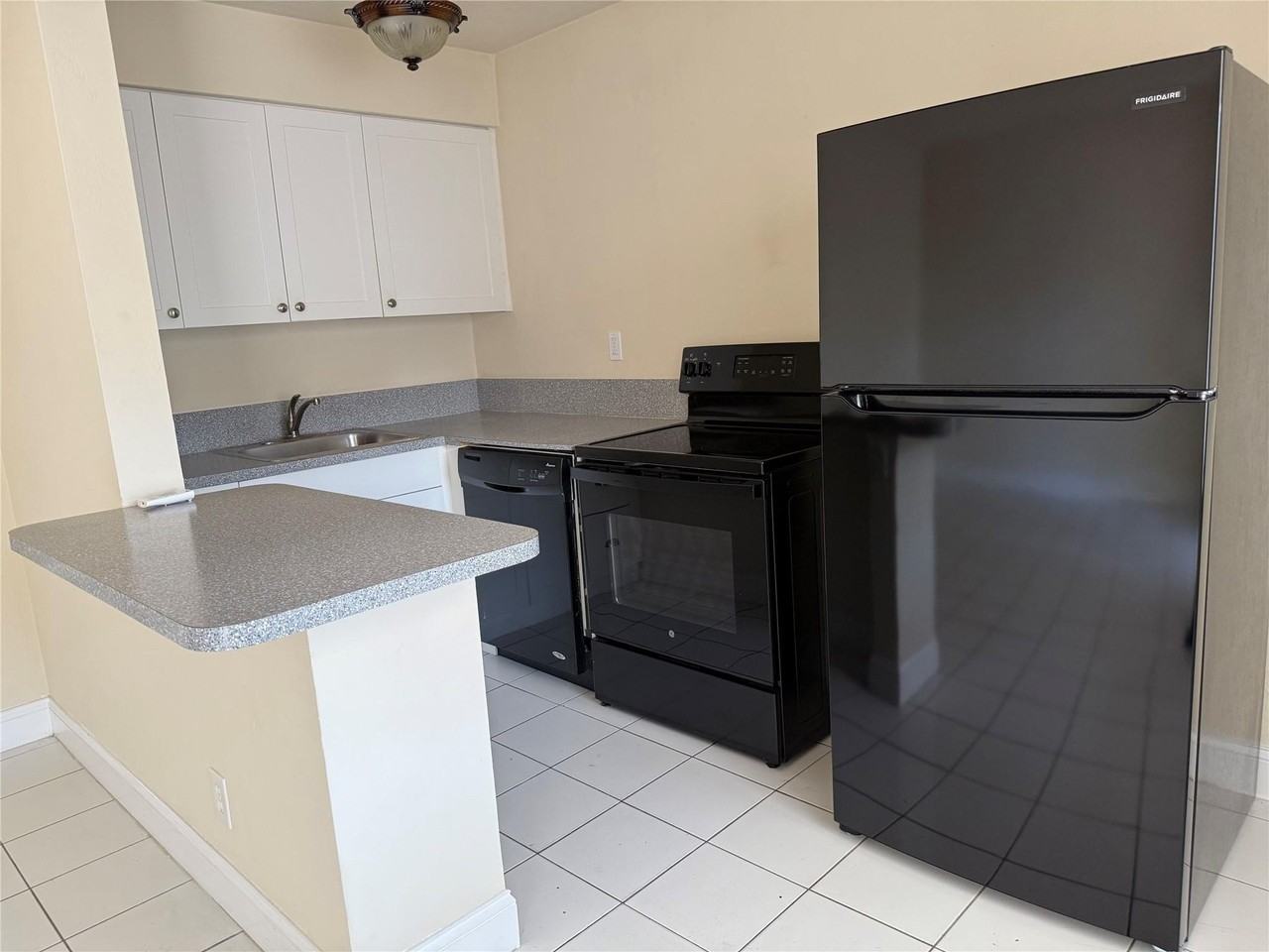 1219 Ne 14th Ave Apt 4 - Photo 4 of 16