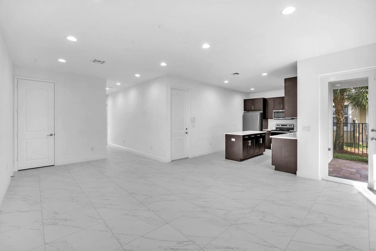 6947 Pines Cir #21 - Photo 7 of 24